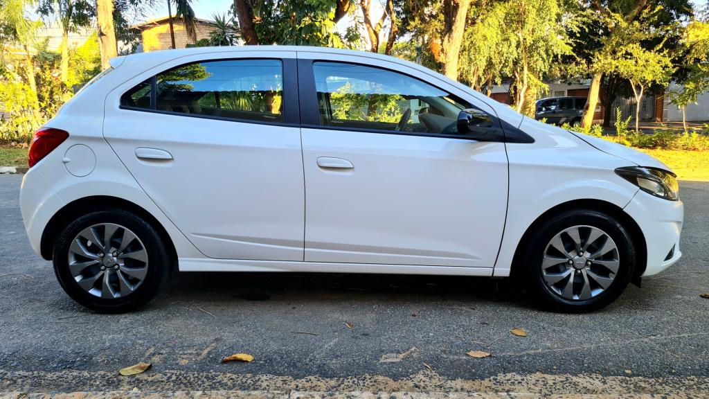 CHEVROLET Onix Hatch - Foto