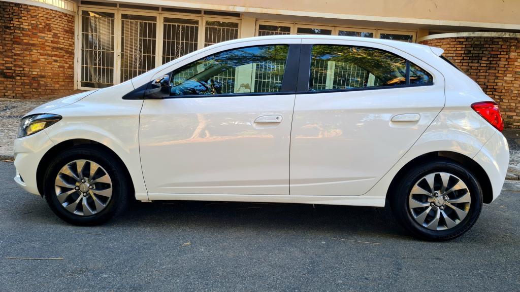 CHEVROLET Onix Hatch - Foto