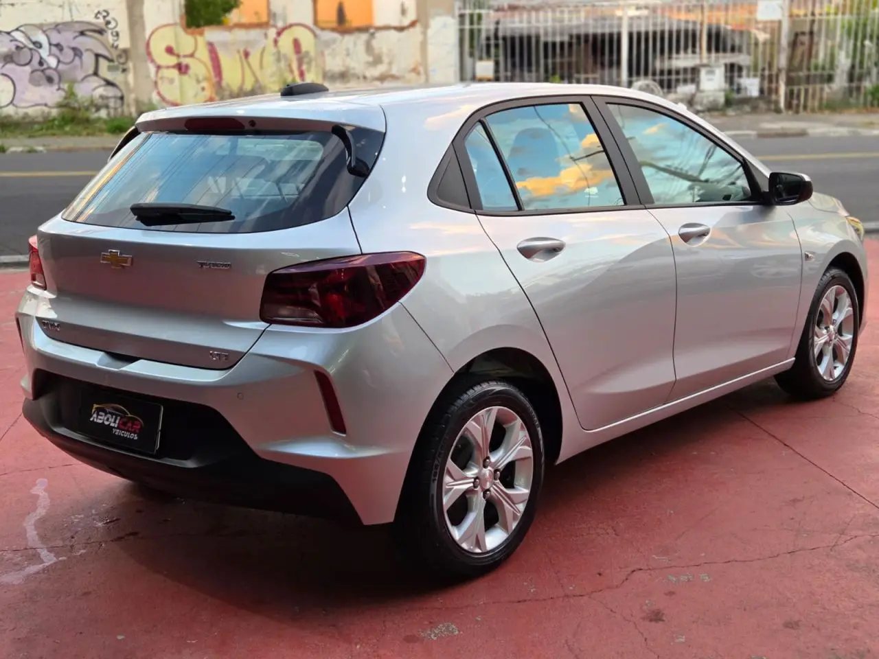 CHEVROLET Onix Hatch - Foto