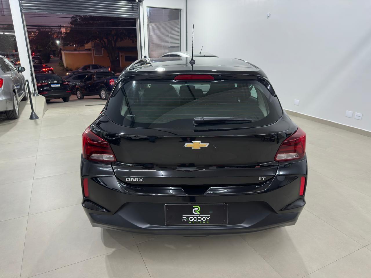 CHEVROLET Onix Hatch - Foto