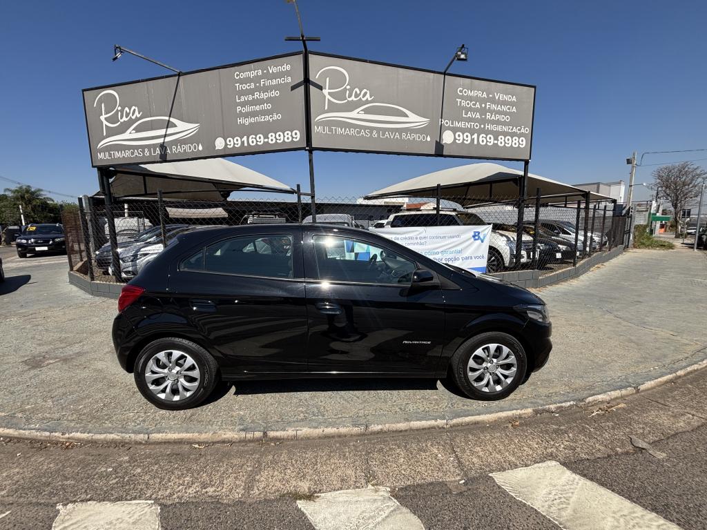 CHEVROLET Onix Hatch - Foto