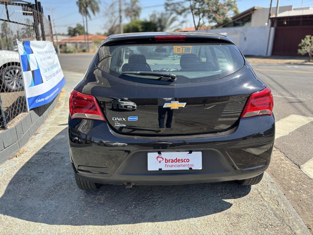 CHEVROLET Onix Hatch - Foto