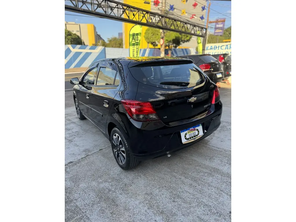 CHEVROLET Onix Hatch - Foto