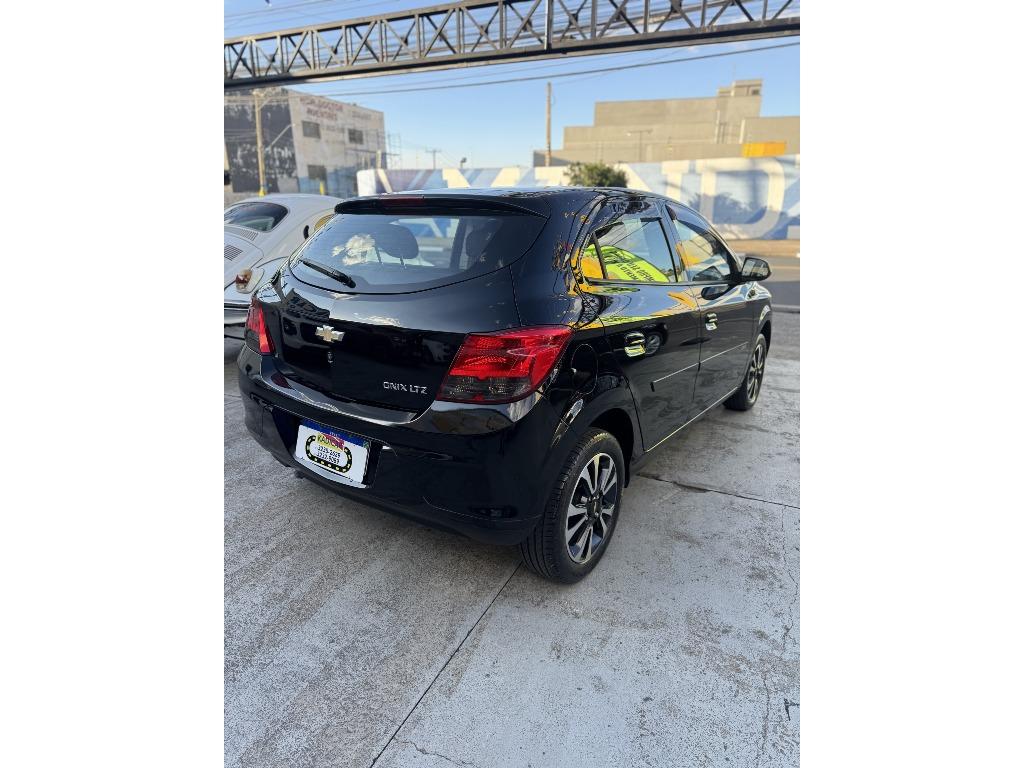 CHEVROLET Onix Hatch - Foto