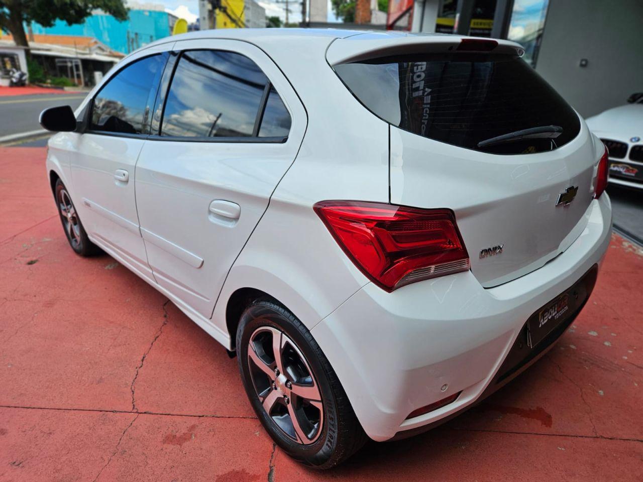 CHEVROLET Onix Hatch - Foto