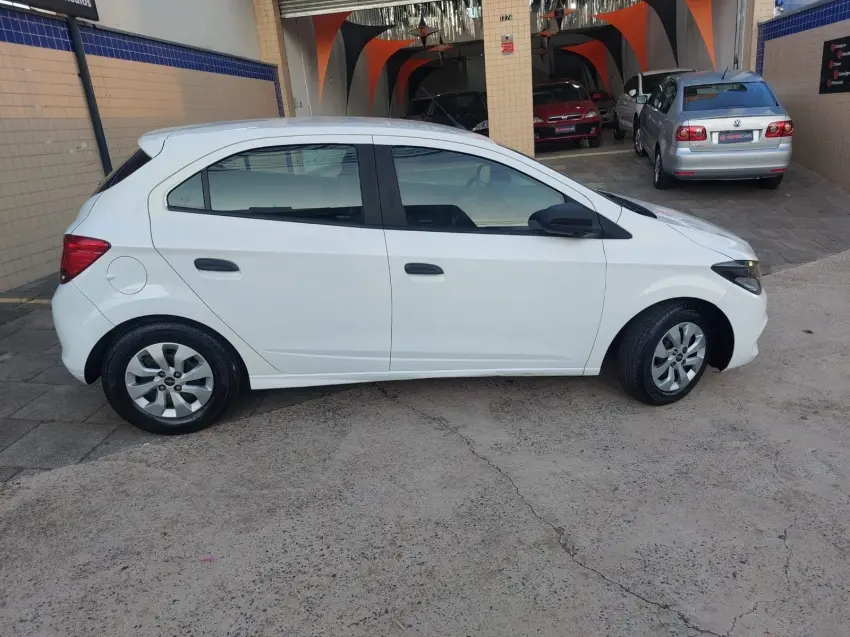 CHEVROLET Onix Hatch - Foto