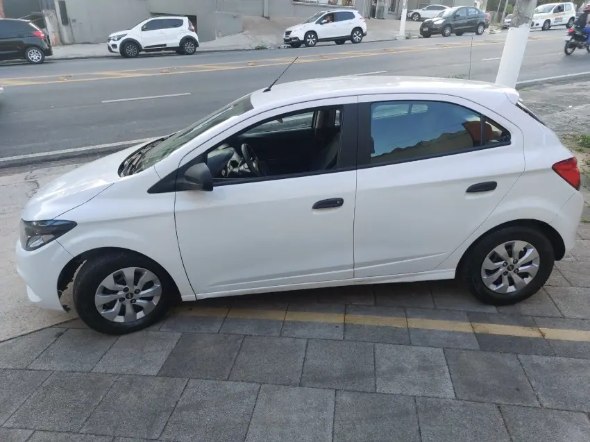 CHEVROLET Onix Hatch - Foto