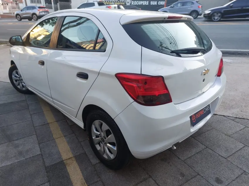 CHEVROLET Onix Hatch - Foto