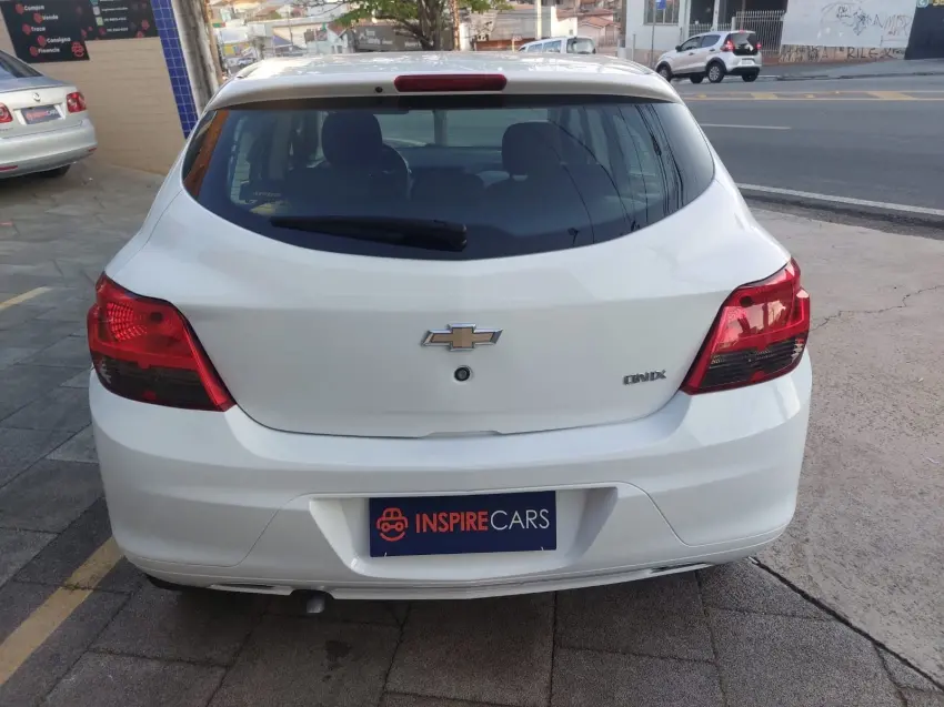 CHEVROLET Onix Hatch - Foto