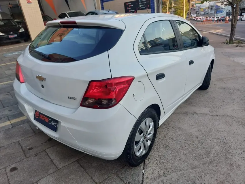 CHEVROLET Onix Hatch - Foto