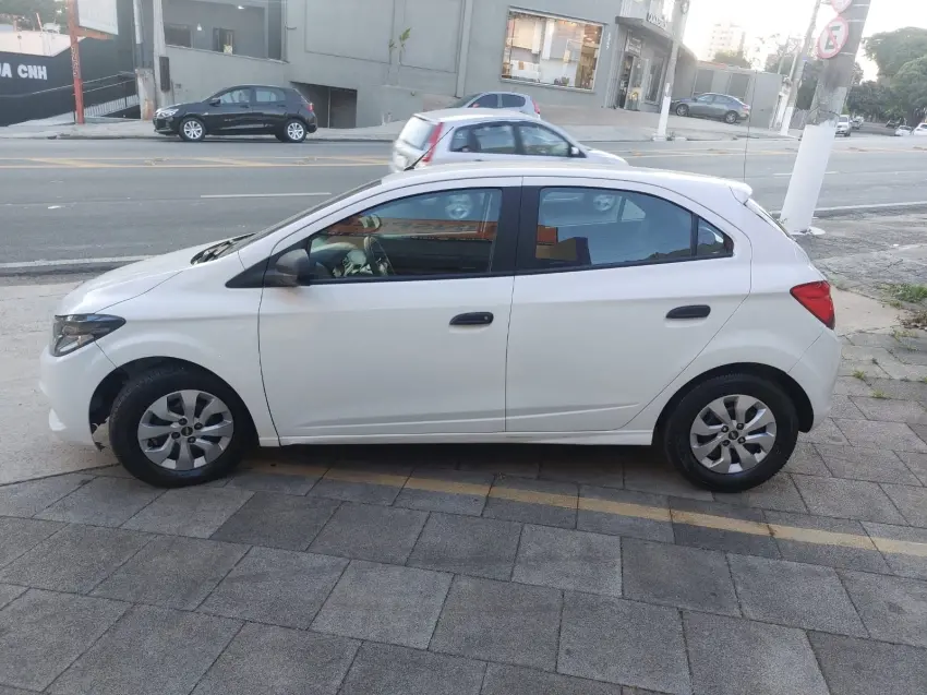 CHEVROLET Onix Hatch - Foto