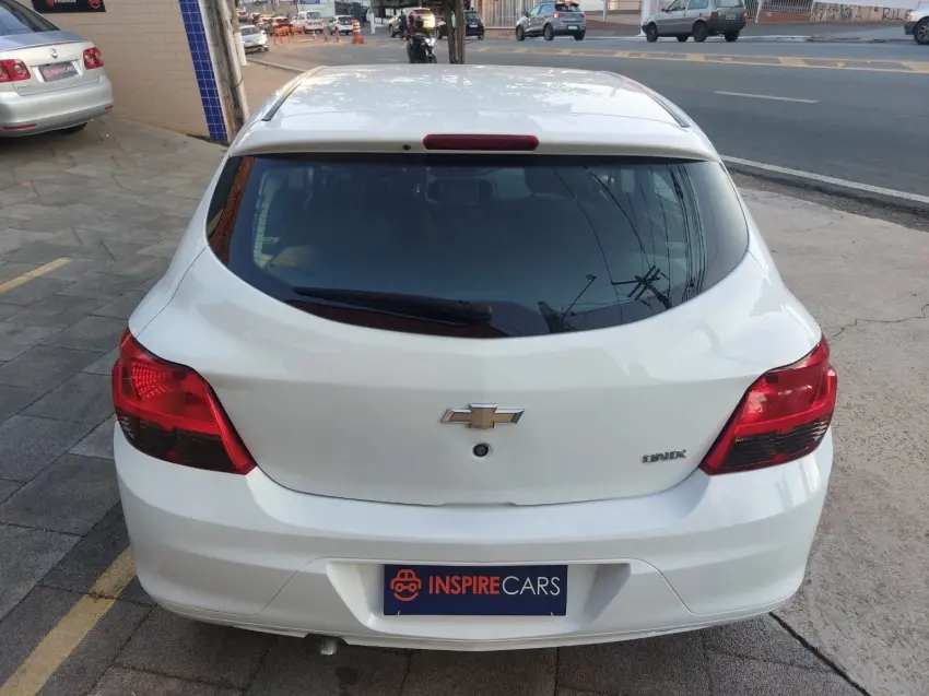 CHEVROLET Onix Hatch - Foto