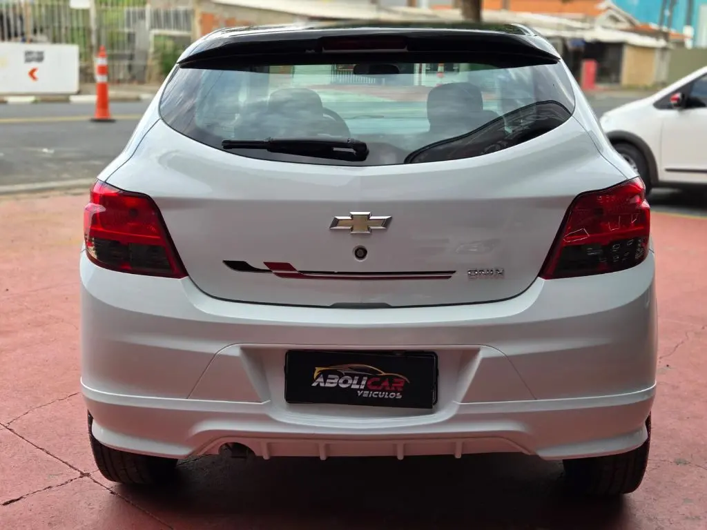 CHEVROLET Onix Hatch - Foto