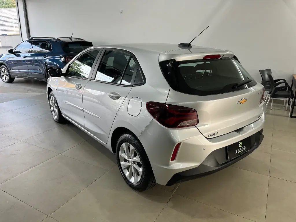CHEVROLET Onix Hatch - Foto