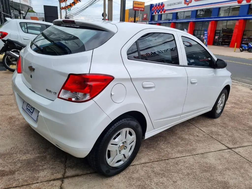 CHEVROLET Onix Hatch - Foto