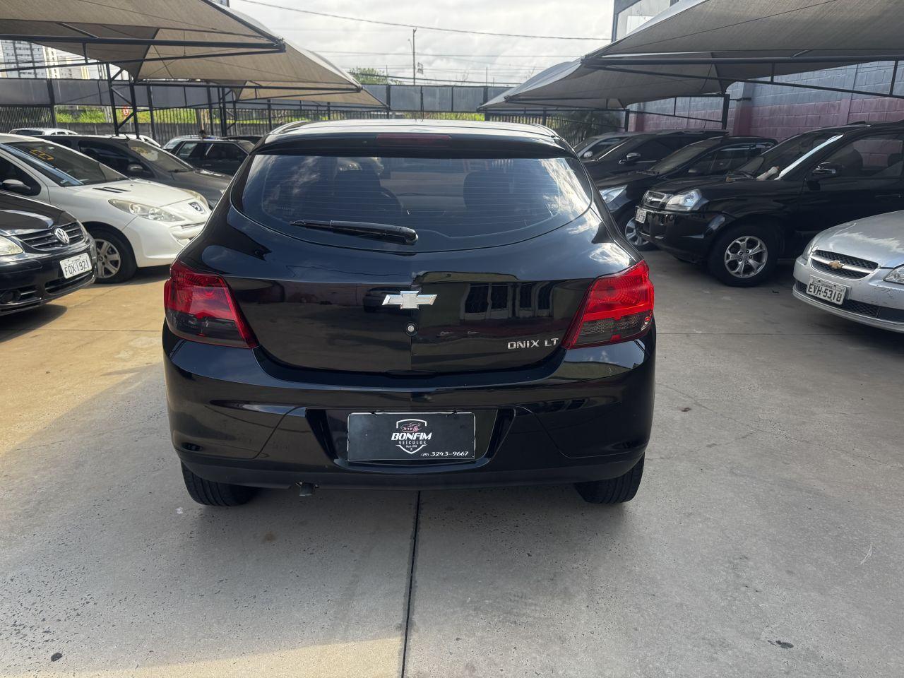 CHEVROLET Onix Hatch - Foto