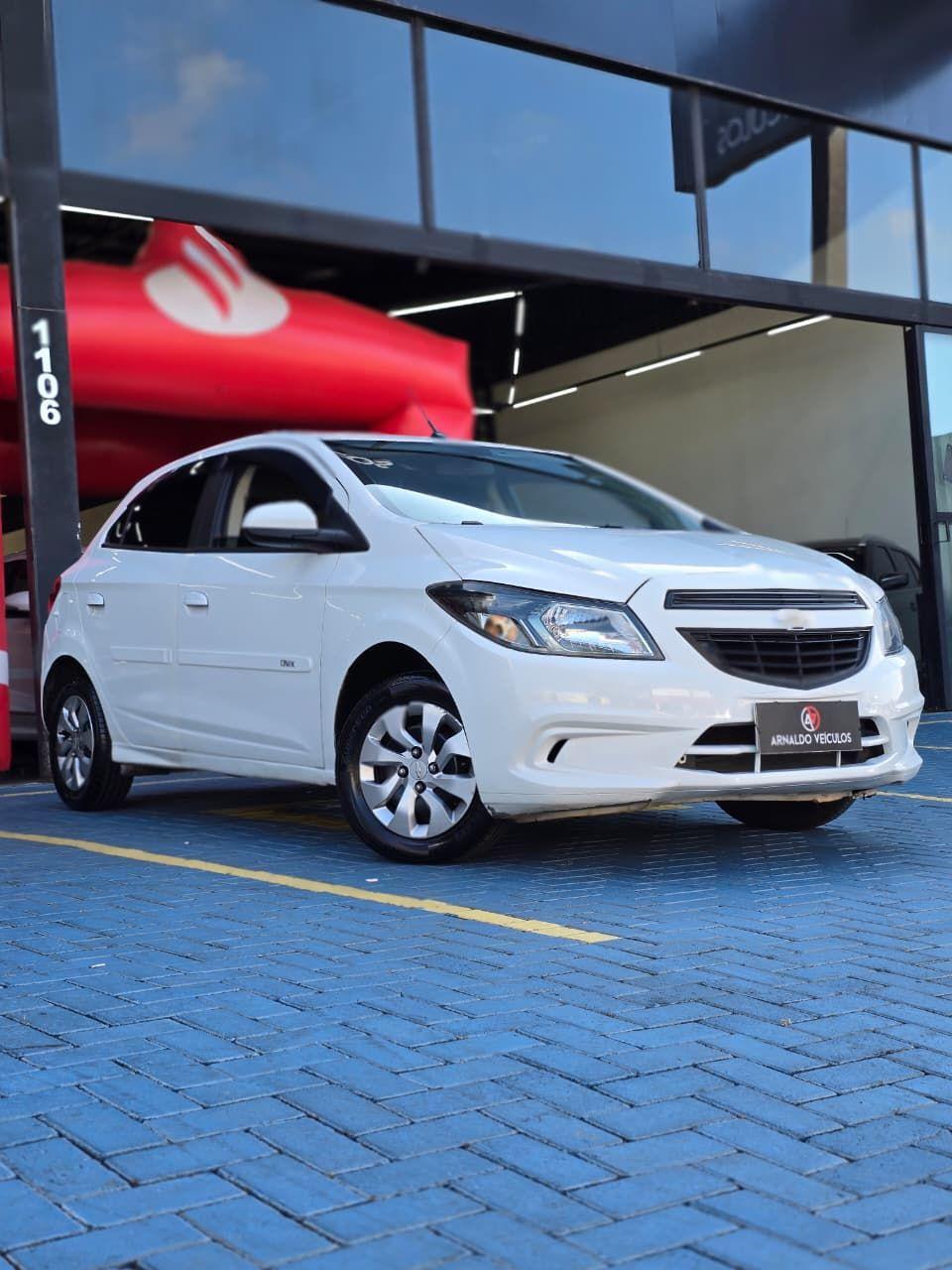 CHEVROLET Onix Hatch - Foto