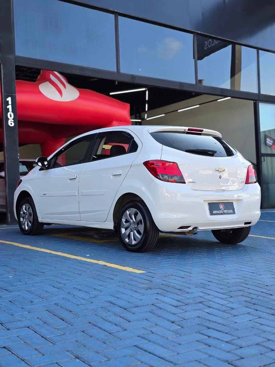 CHEVROLET Onix Hatch - Foto