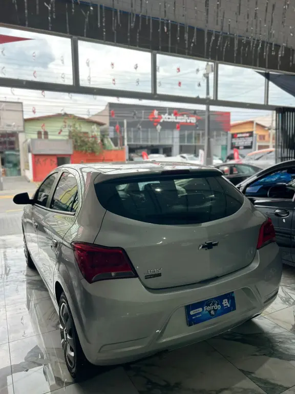 CHEVROLET Onix Hatch - Foto