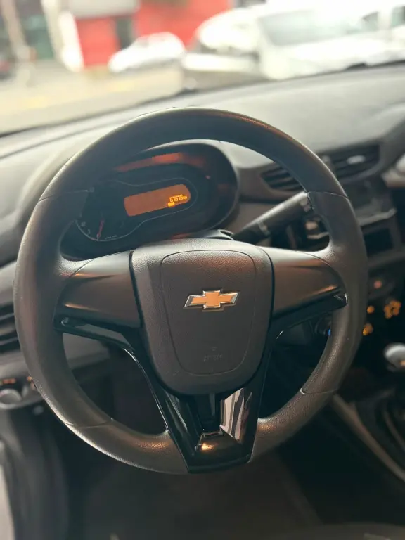 CHEVROLET Onix Hatch - Foto