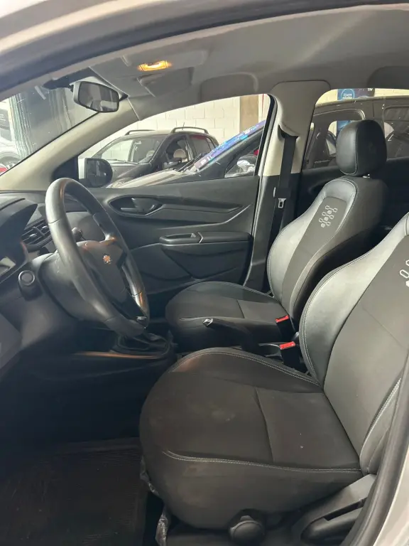 CHEVROLET Onix Hatch - Foto