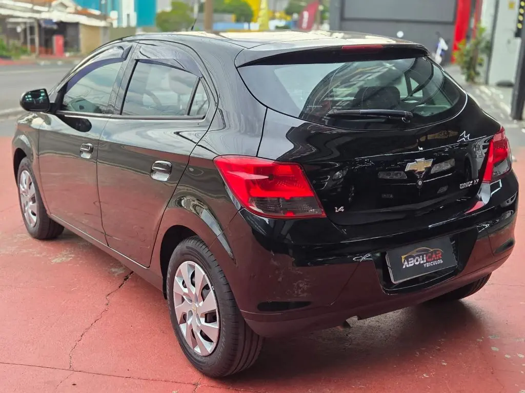 CHEVROLET Onix Hatch - Foto