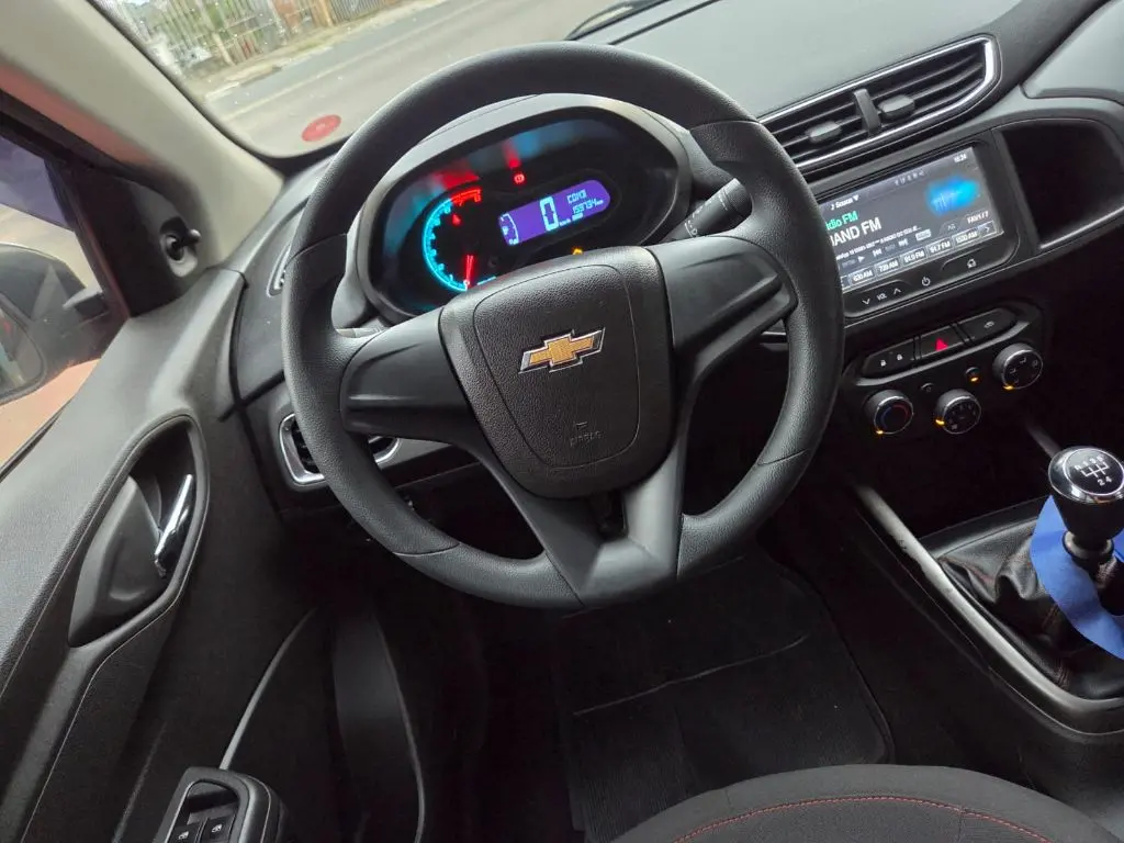 CHEVROLET Onix Hatch - Foto