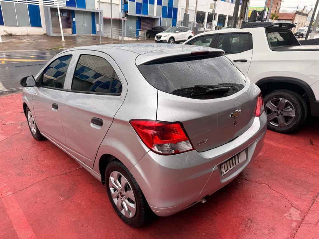 CHEVROLET Onix Hatch - Foto