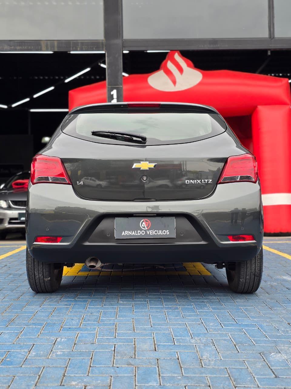 CHEVROLET Onix Hatch - Foto