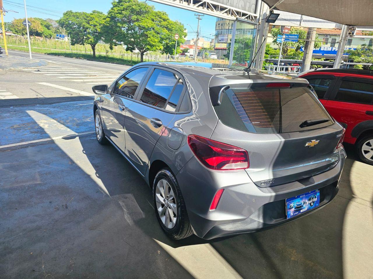 CHEVROLET Onix Hatch - Foto