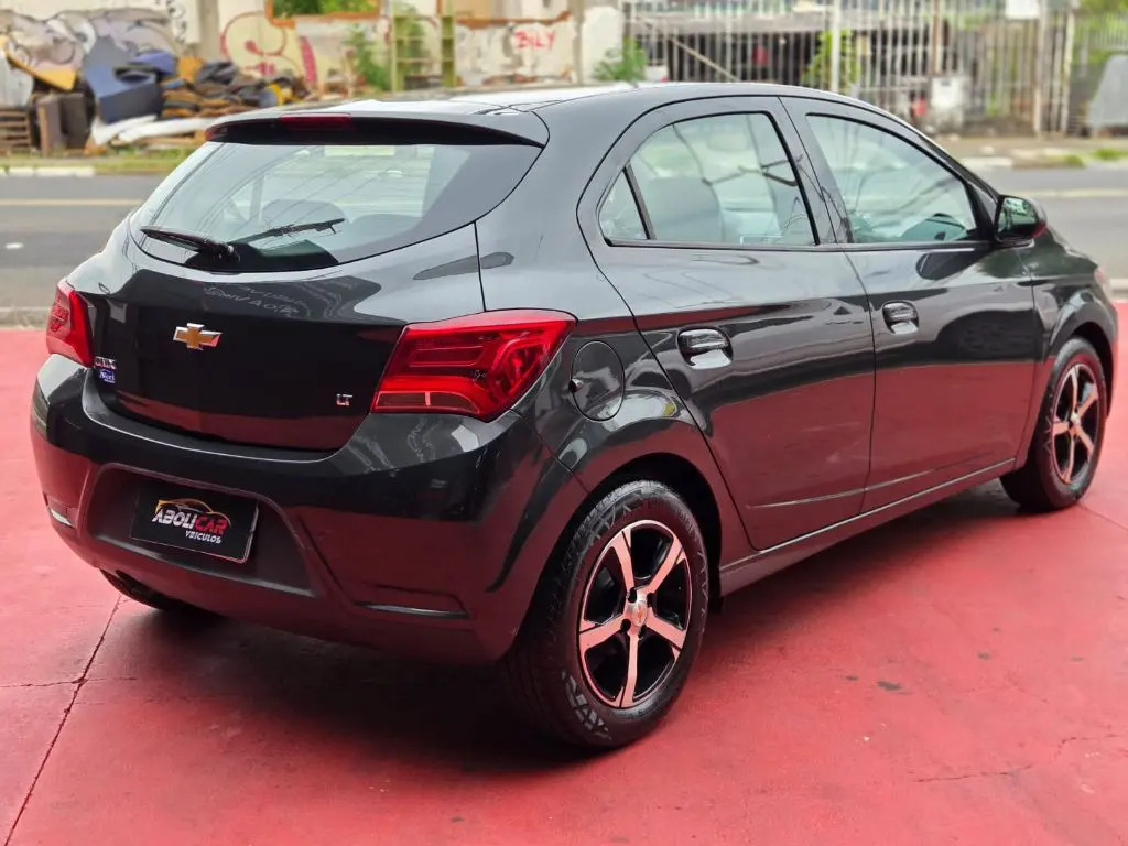 CHEVROLET Onix Hatch - Foto