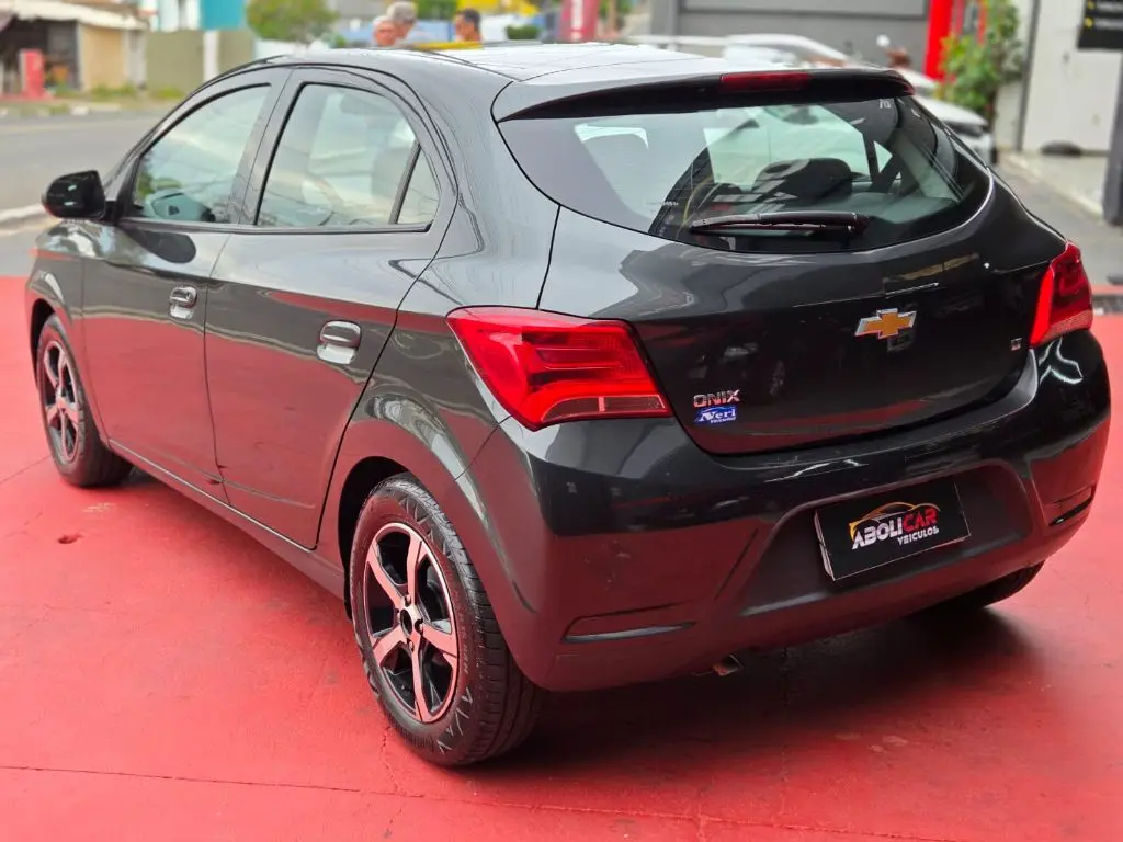 CHEVROLET Onix Hatch - Foto