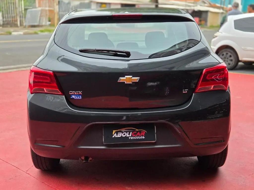 CHEVROLET Onix Hatch - Foto