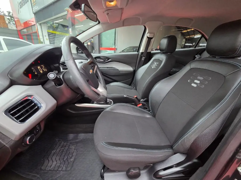 CHEVROLET Onix Hatch - Foto