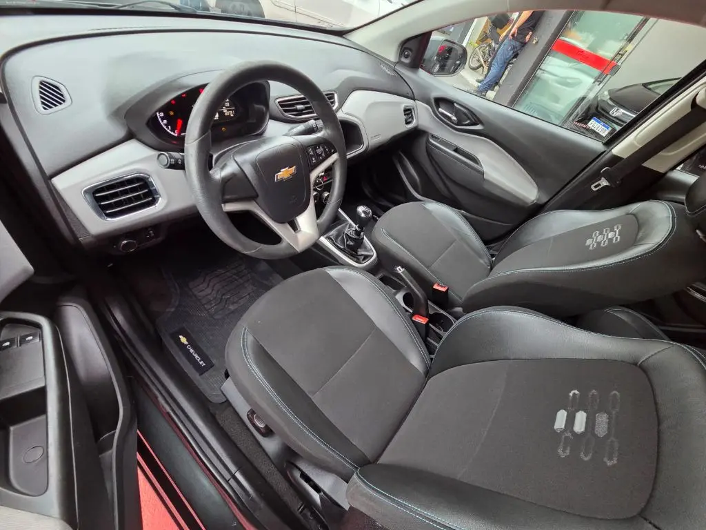 CHEVROLET Onix Hatch - Foto