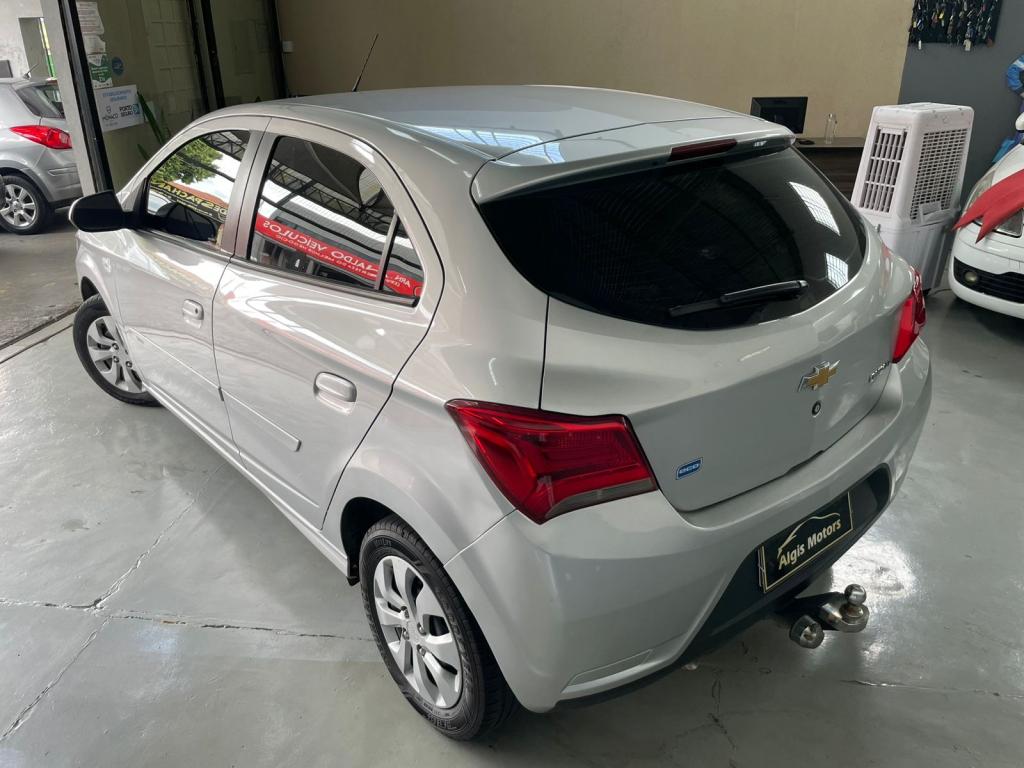 CHEVROLET Onix Hatch - Foto