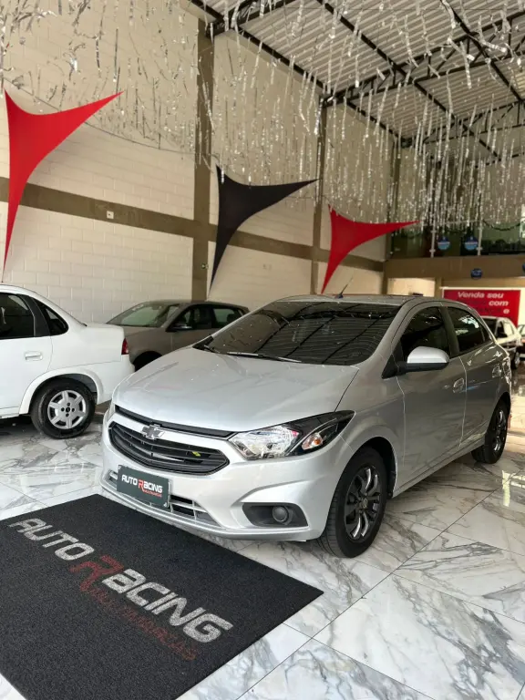 CHEVROLET Onix Hatch - Foto