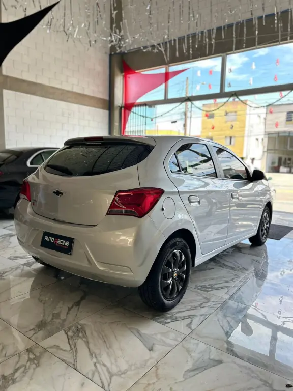 CHEVROLET Onix Hatch - Foto
