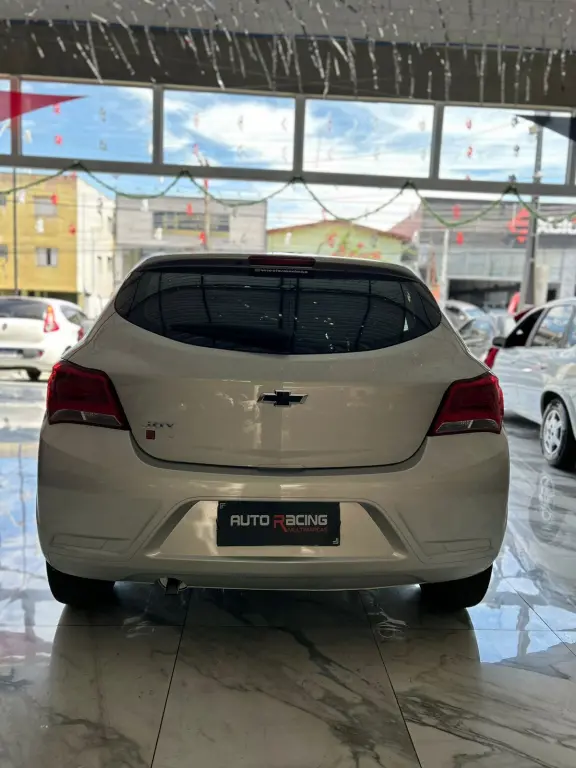CHEVROLET Onix Hatch - Foto