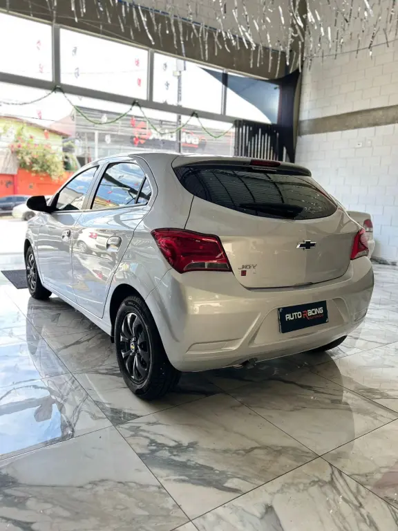 CHEVROLET Onix Hatch - Foto