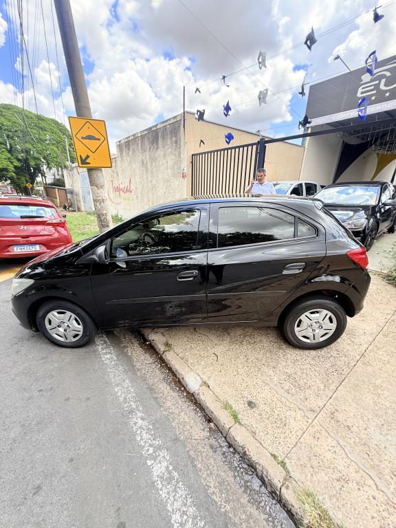 CHEVROLET Onix Hatch - Foto