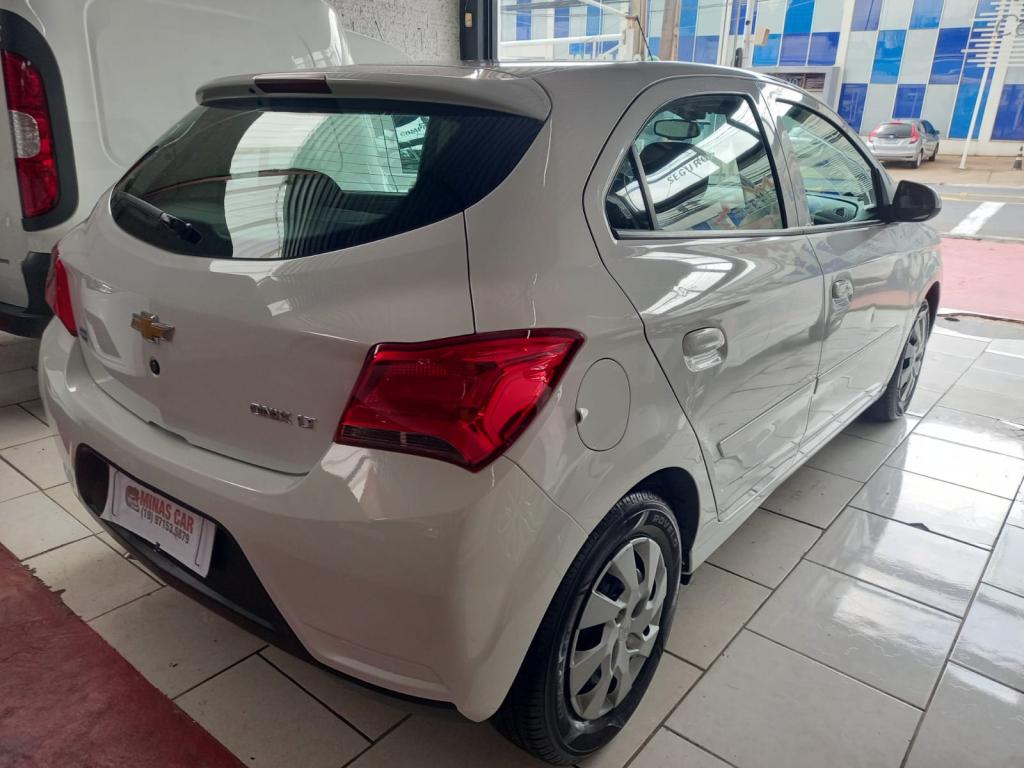 CHEVROLET Onix Hatch - Foto