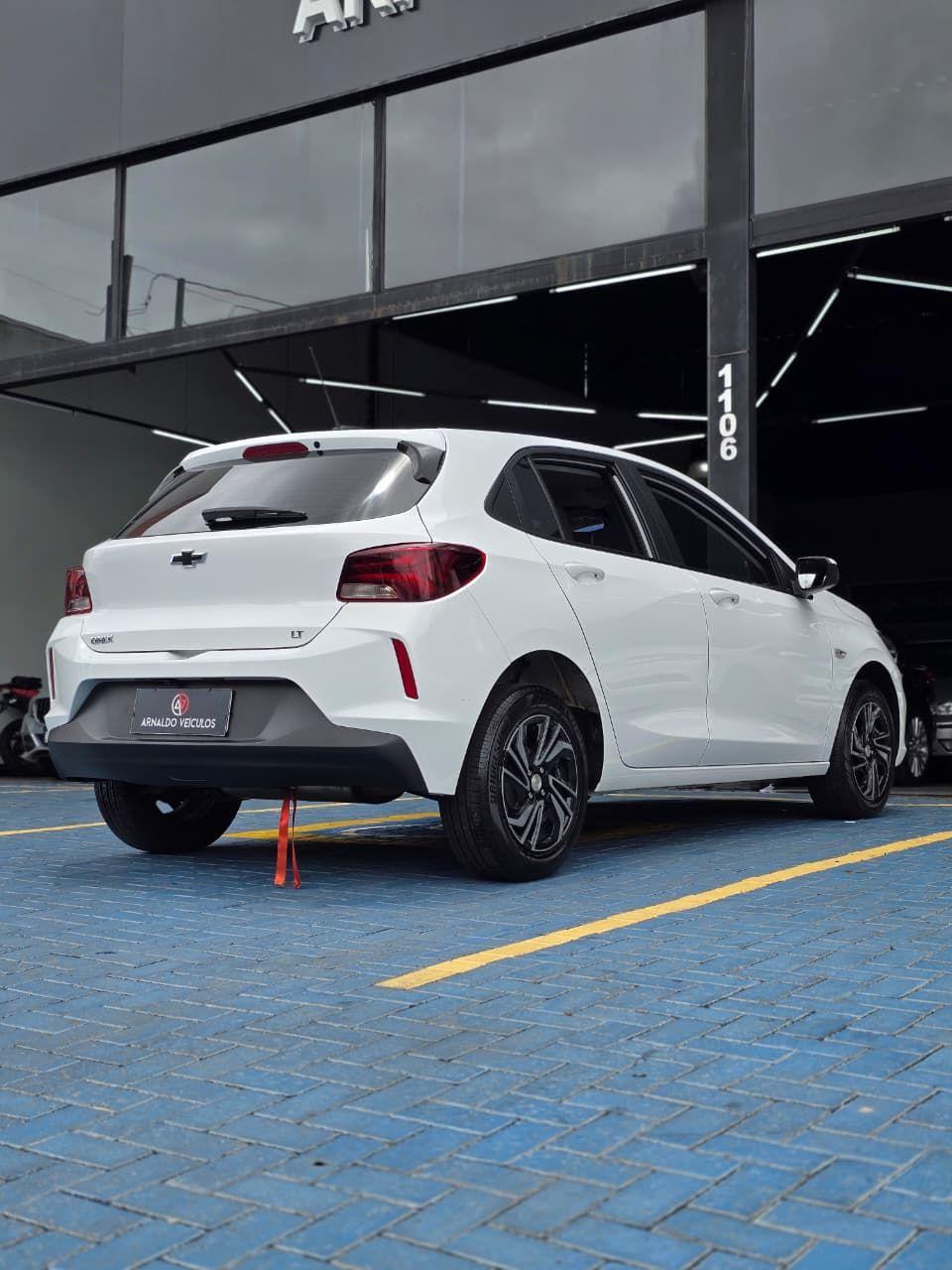 CHEVROLET Onix Hatch - Foto