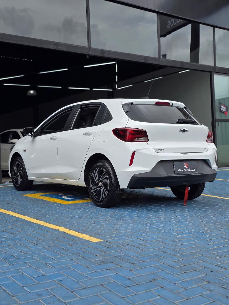 CHEVROLET Onix Hatch - Foto