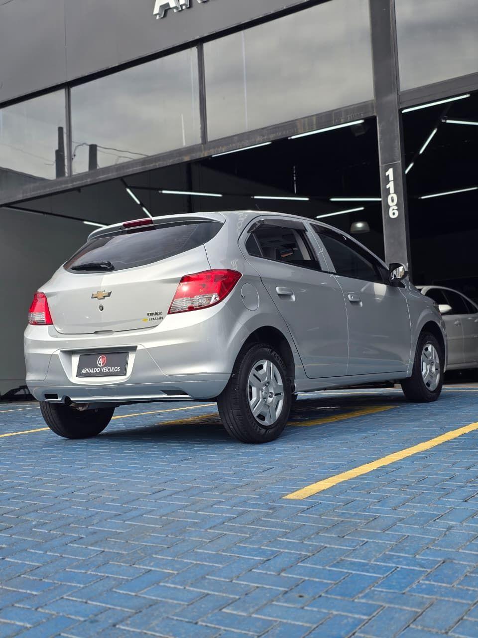 CHEVROLET Onix Hatch - Foto
