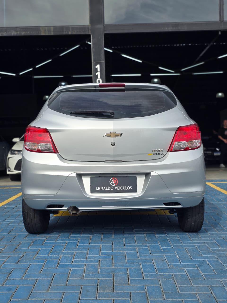 CHEVROLET Onix Hatch - Foto