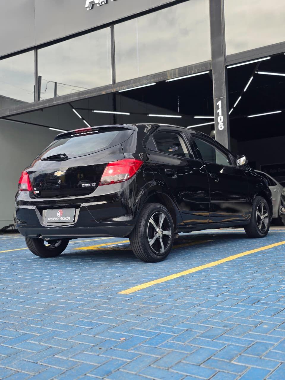 CHEVROLET Onix Hatch - Foto