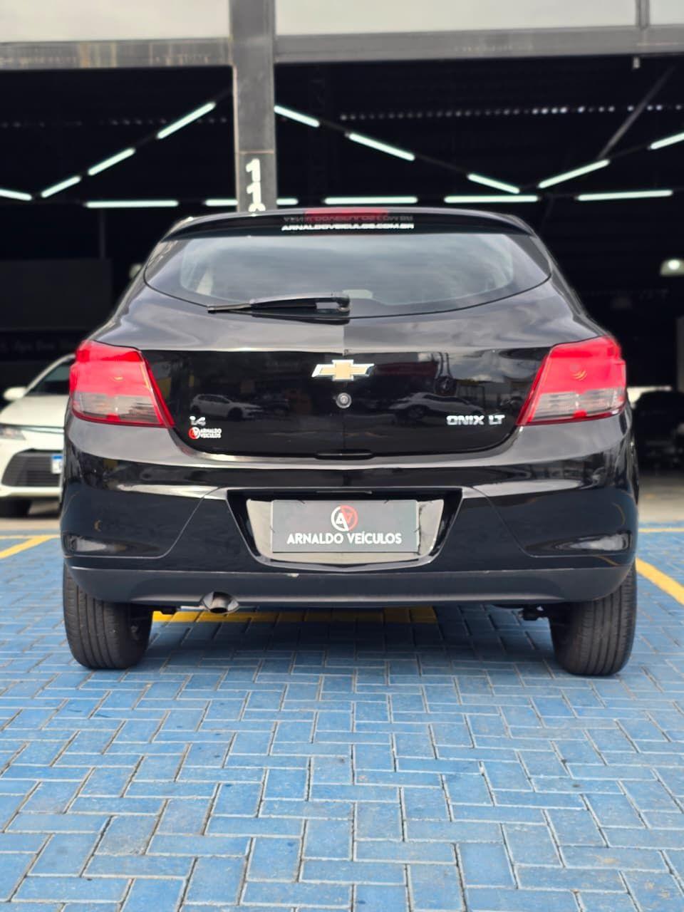 CHEVROLET Onix Hatch - Foto