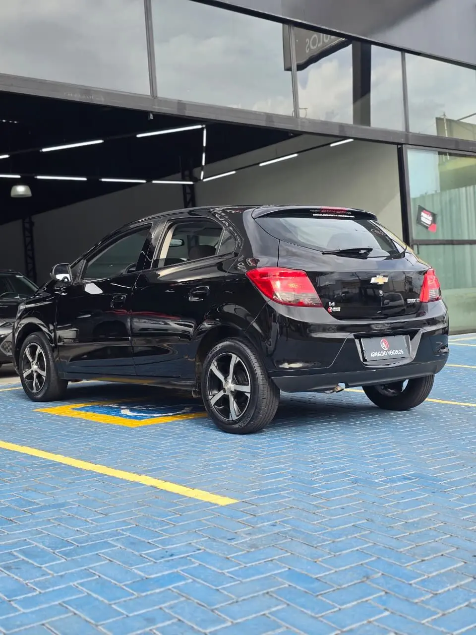 CHEVROLET Onix Hatch - Foto