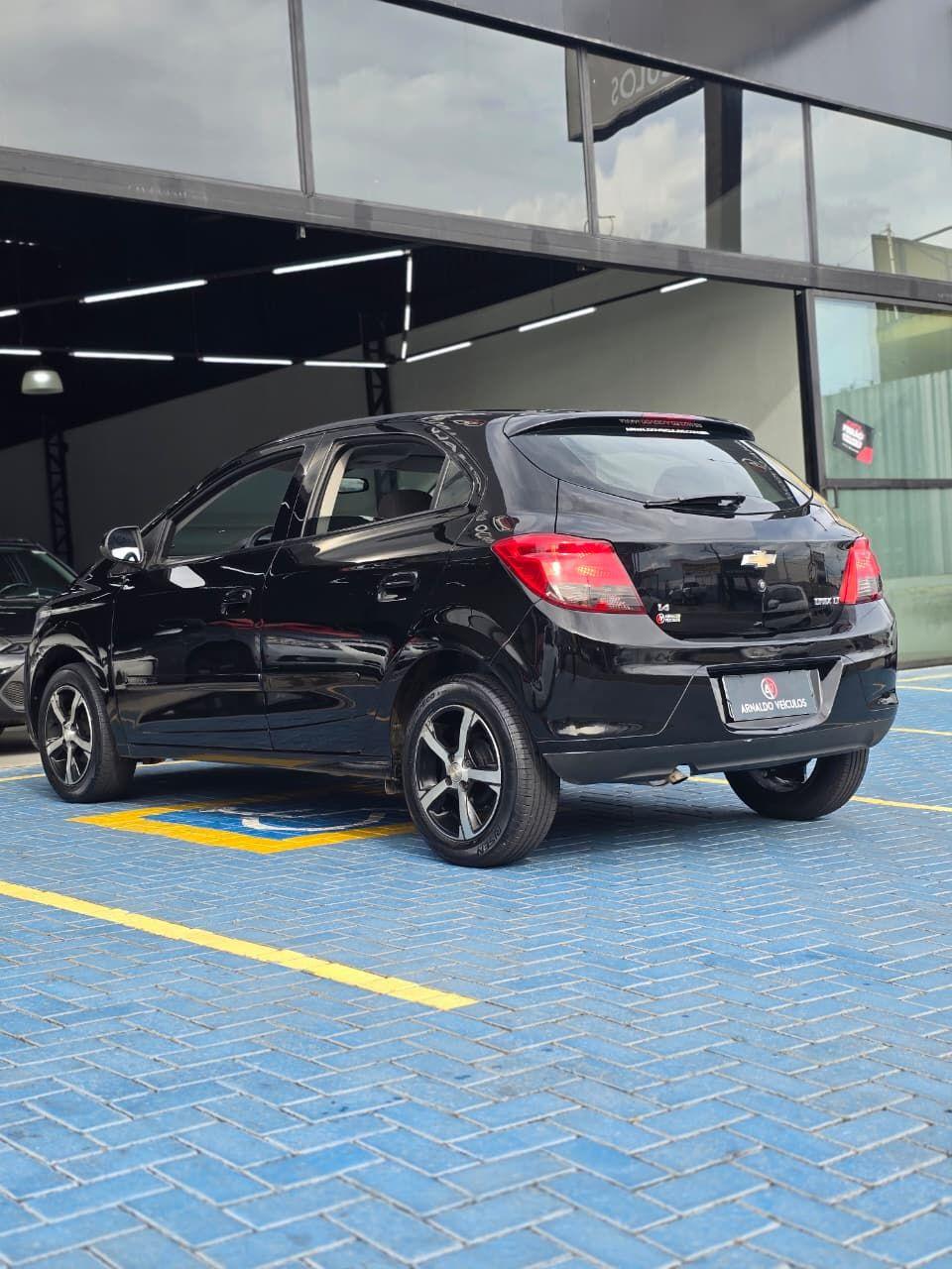 CHEVROLET Onix Hatch - Foto